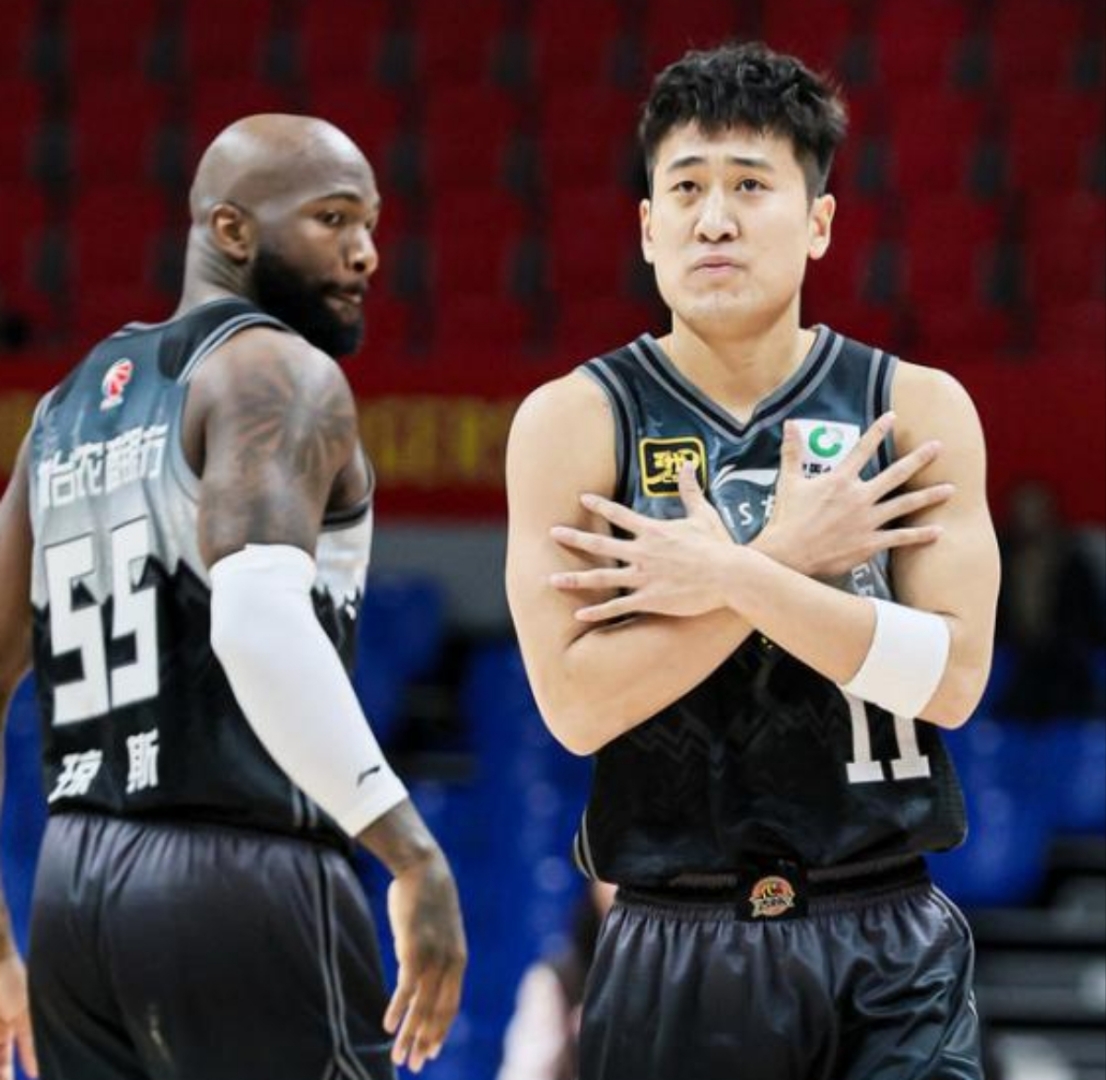 吉林队碾压深圳队,王哲林统治全场 吉林队碾压深圳队,王哲林统治全场