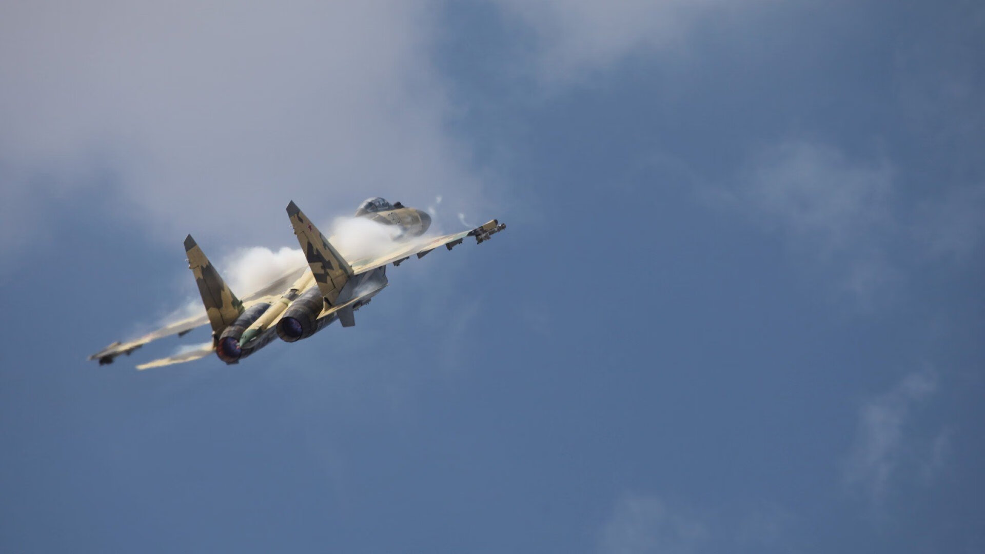 看到你的关键词组合，我立刻意识到这是一个需要创造性思维的任务—将看似不相关的足球与篮球元素，融合成一篇有深度的文章。这非常有趣